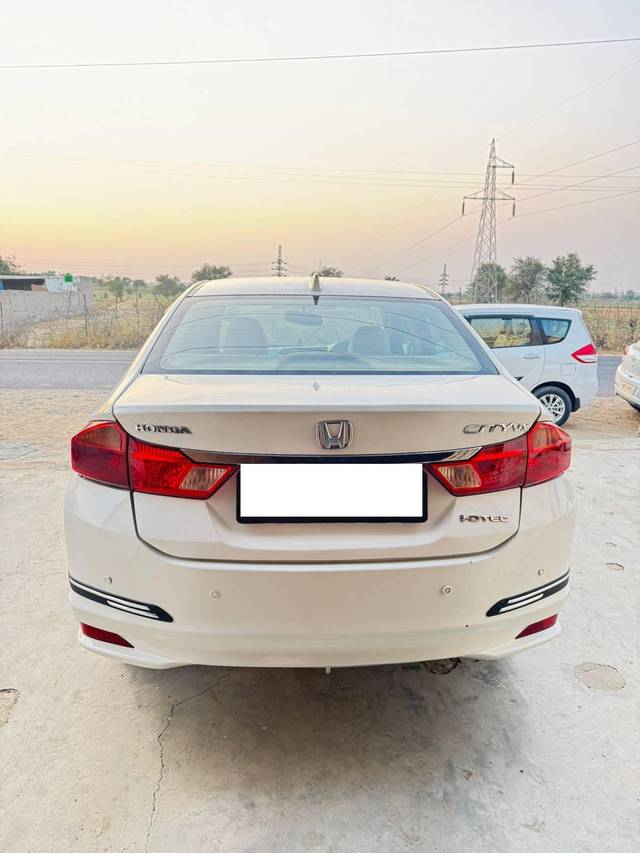 https://images10.gaadi.com/usedcar_image/4237173/original/processed_34c03fb90e06f3ac5e4b8742d3474417.jpg?imwidth=6401