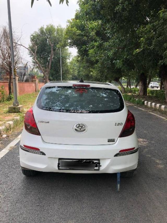 https://images10.gaadi.com/usedcar_image/4237711/original/263b9e42cea4d56f5333ef6dedefb2e2.jpeg?imwidth=6401