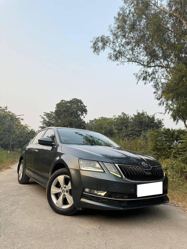 https://images10.gaadi.com/usedcar_image/4237789/original/processed_74590236229d87bdf0159b7a7e6236c4.jpg?imwidth=6400