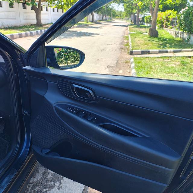https://images10.gaadi.com/usedcar_image/4237959/original/58085a2717447011534f23586d5d7f1f.jpg?imwidth=6402