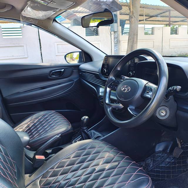 https://images10.gaadi.com/usedcar_image/4237959/original/b6a10b2f7e5797bdc88b823a7fa2318e.jpg?imwidth=6401
