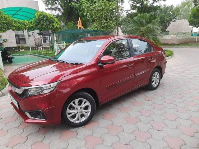 https://images10.gaadi.com/usedcar_image/4237967/original/processed_7f7245a9-87df-4668-8f6e-c2b4a9774928.jpg?imwidth=6400