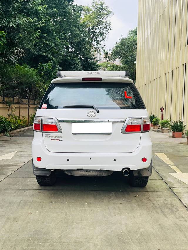 https://images10.gaadi.com/usedcar_image/4238131/original/processed_b71b19e179094e9b54dc5ac2be93668f.jpg?imwidth=6402