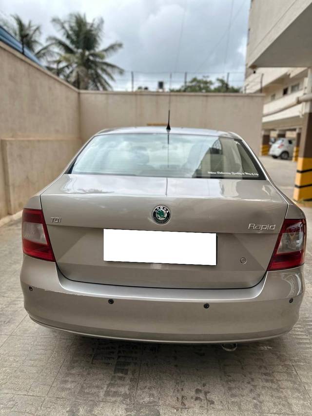 https://images10.gaadi.com/usedcar_image/4238201/original/processed_02e020a61f096138c443d4d23f07f41f.jpg?imwidth=6401