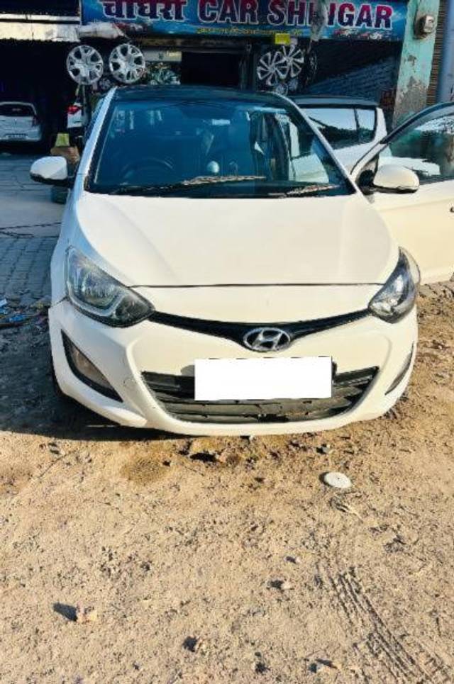 https://images10.gaadi.com/usedcar_image/4238416/original/processed_23066d30-7839-4da0-a145-25f285cbe9a6.jpg?imwidth=6400