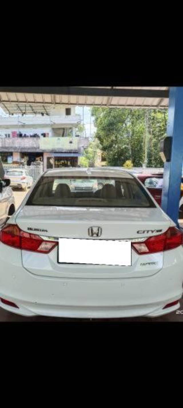 https://images10.gaadi.com/usedcar_image/4238493/original/processed_58d2e2ba-1c24-4c07-9ee3-7083a89f5ecb.jpg?imwidth=6401