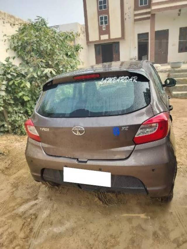 https://images10.gaadi.com/usedcar_image/4238525/original/processed_f1255a59-6187-4ef3-938d-06d8ded81557.jpg?imwidth=6402