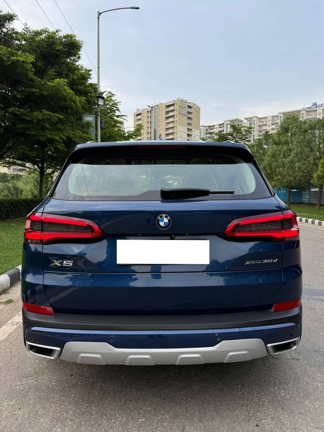 https://images10.gaadi.com/usedcar_image/4238591/original/processed_8d45e3e61cea38d3efefccb0198830b4.jpg?imwidth=6402