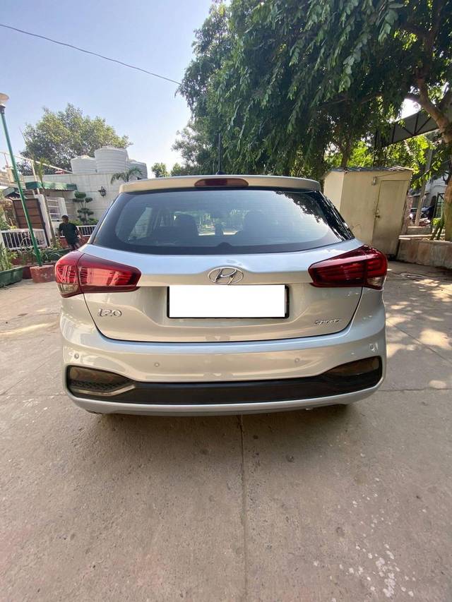 https://images10.gaadi.com/usedcar_image/4238639/original/processed_4af7f77682edc1efdb9ba9a8ceb071f0.jpeg?imwidth=6402