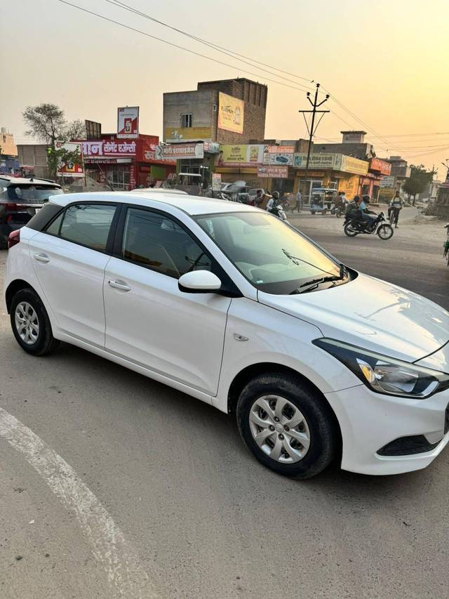 https://images10.gaadi.com/usedcar_image/4238935/original/processed_6c2d545fde8e2a05bdf5d7d7d734a1d4.jpg?imwidth=6400