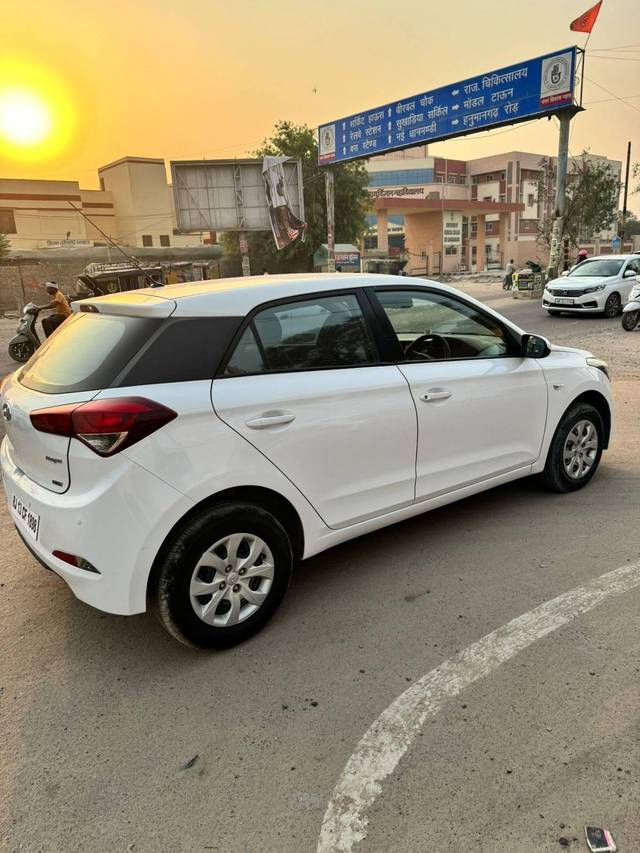 https://images10.gaadi.com/usedcar_image/4238935/original/processed_9415c392c7f90606e9c85e44d4915f01.jpg?imwidth=6401