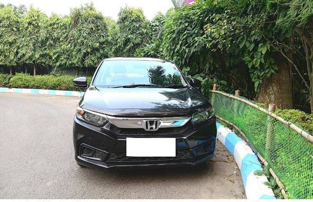 https://images10.gaadi.com/usedcar_image/4239060/original/processed_8627bdf8c7a0a78f8dcd18f997aac4d6.jpeg?imwidth=6402