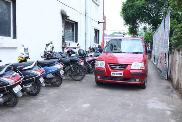 https://images10.gaadi.com/usedcar_image/4239089/original/processed_94f447e4-b16a-41f6-a55a-afe2f45290de.jpg?imwidth=6400