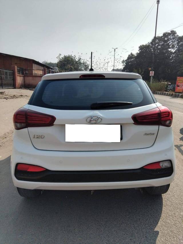 https://images10.gaadi.com/usedcar_image/4239237/original/processed_b6aa9fdeb73251b31b402c36190a02b2.jpg?imwidth=6402