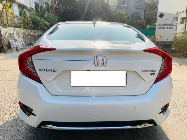 https://images10.gaadi.com/usedcar_image/4239513/original/processed_7b73c7aea14b0dfdd48109747c3757ca.jpg?imwidth=6402