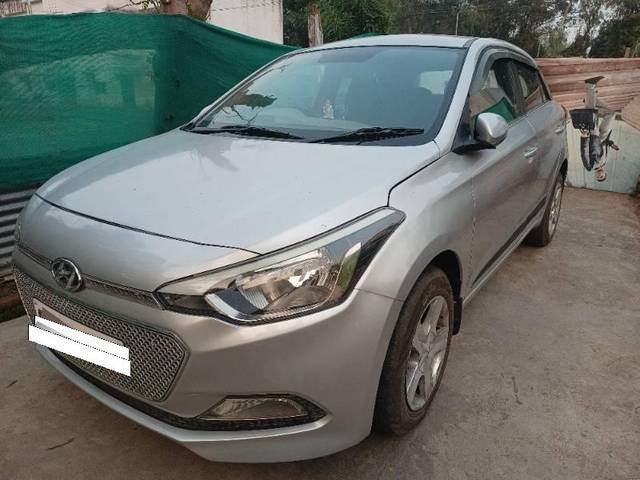 https://images10.gaadi.com/usedcar_image/4239561/original/processed_641fd1bc-73e2-4337-982f-2c0ccfa74919.jpg?imwidth=6401