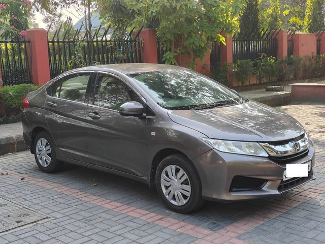 https://images10.gaadi.com/usedcar_image/4239602/original/processed_6cd9c631cfb69e210276d4df848b7bba.jpg?imwidth=6400