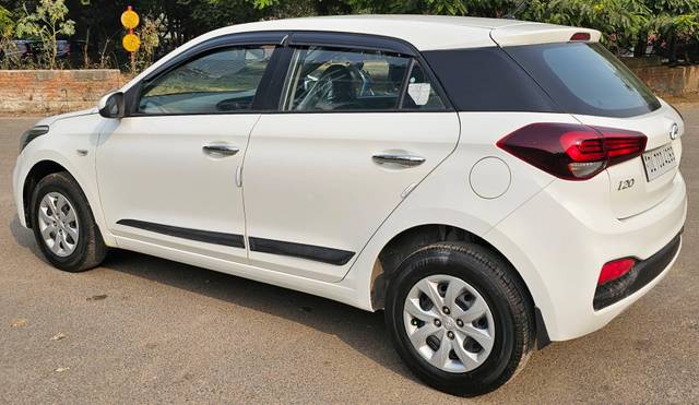 https://images10.gaadi.com/usedcar_image/4240018/original/processed_88a81cb3f9c3de155856c89490718523.jpg?imwidth=6402