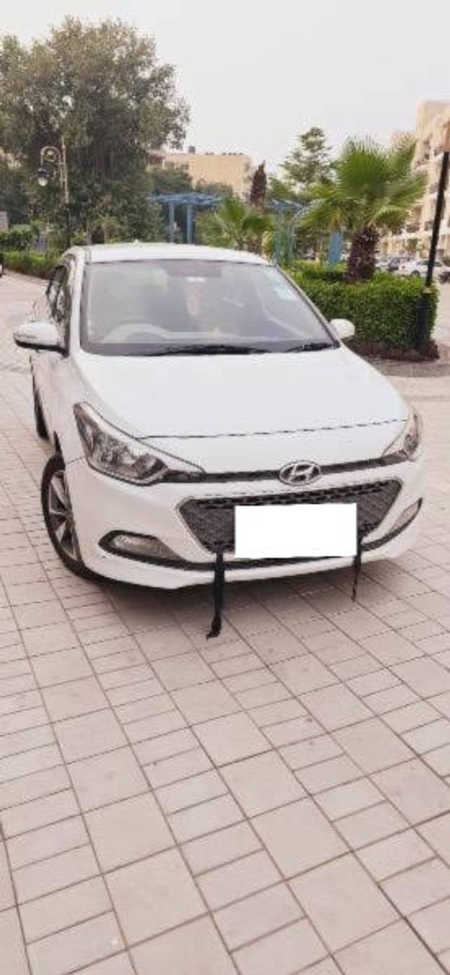 https://images10.gaadi.com/usedcar_image/4240028/original/processed_ae65cba6-8065-4945-92d9-6bff7452f9e8.jpg?imwidth=6402