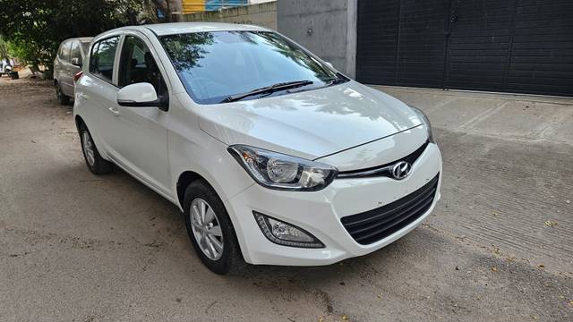 https://images10.gaadi.com/usedcar_image/4240040/original/2da8296a13a225347d591a57d5b4db9d.jpg?imwidth=6400