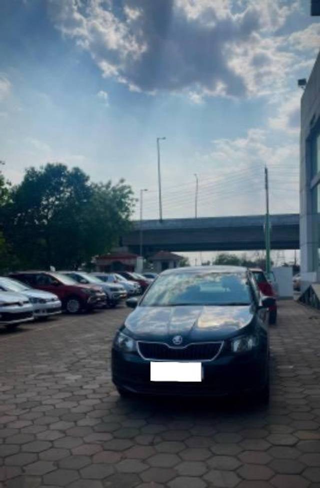 https://images10.gaadi.com/usedcar_image/4240145/original/processed_defbce8f-9b93-423c-abc7-87d8033d1d1d.jpg?imwidth=6400