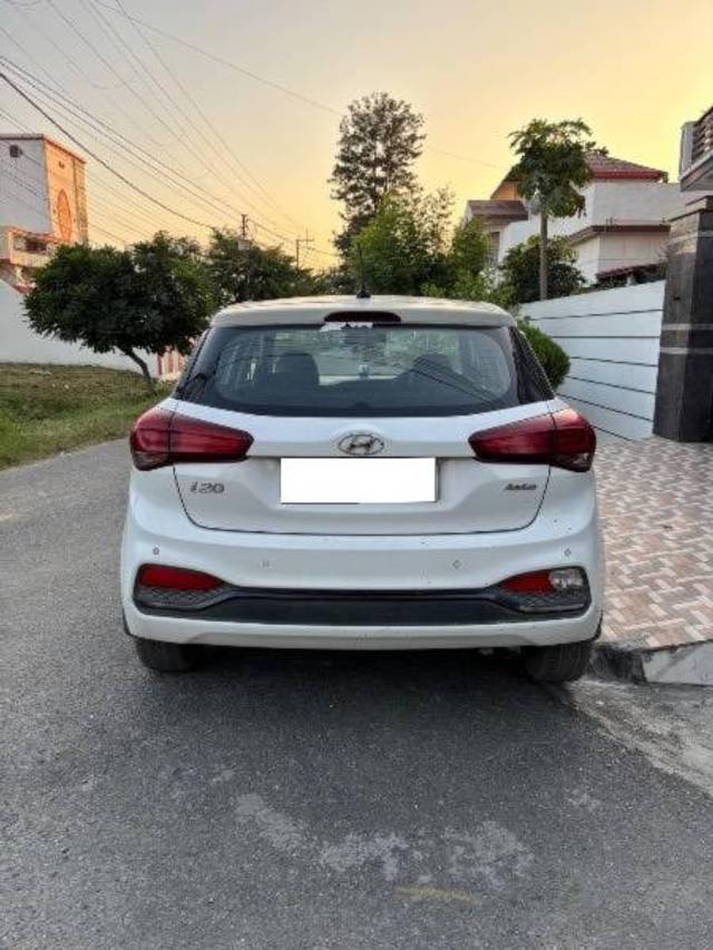 https://images10.gaadi.com/usedcar_image/4240172/original/processed_9f217d63-8e4a-41bc-830b-888805b1bdf5.jpeg?imwidth=6401