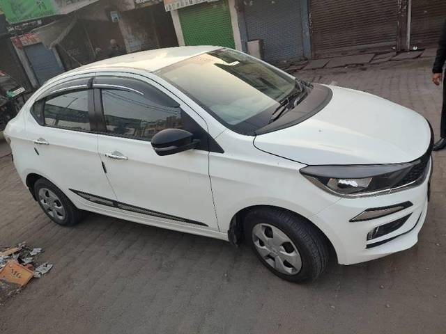 https://images10.gaadi.com/usedcar_image/4240248/original/processed_edae32fe-6332-404f-bf78-528549a9d608.jpg?imwidth=6401