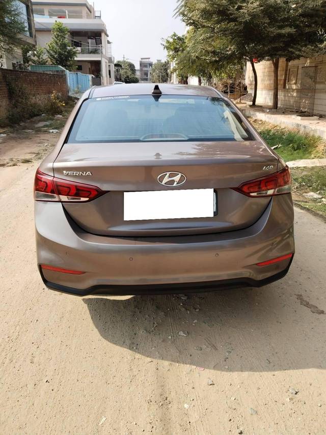 https://images10.gaadi.com/usedcar_image/4240458/original/processed_4eec92a6fe4229989d25e529f7be612b.jpg?imwidth=6401