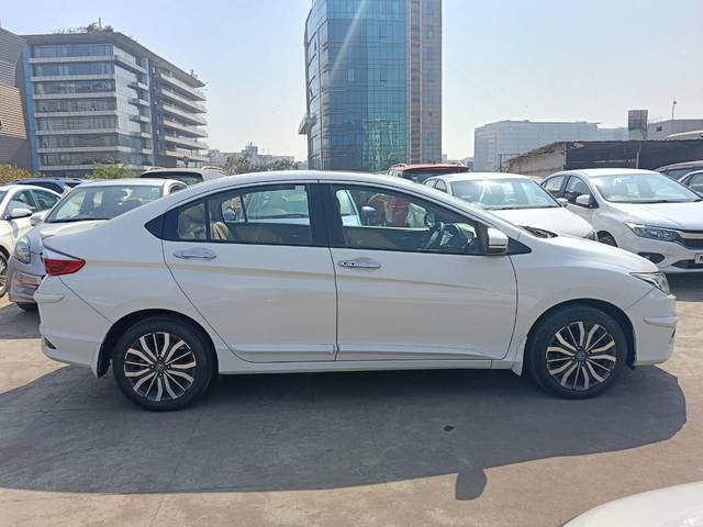 https://images10.gaadi.com/usedcar_image/4240516/original/420ee27834aee17745c8cf8eb6a22acf.jpg?imwidth=6401