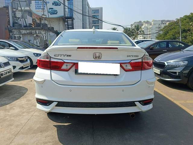 https://images10.gaadi.com/usedcar_image/4240516/original/processed_c58cf0ac07a24407e01dc2a53ae15e40.jpg?imwidth=6402