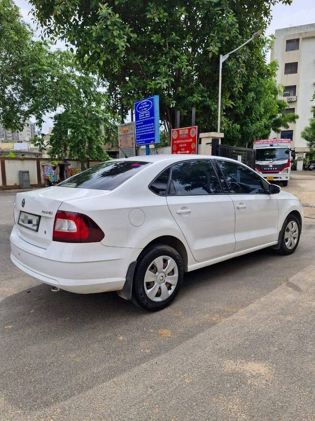 https://images10.gaadi.com/usedcar_image/4240601/original/processed_7a787cc6634d9212030c173af18607f0.jpg?imwidth=6402