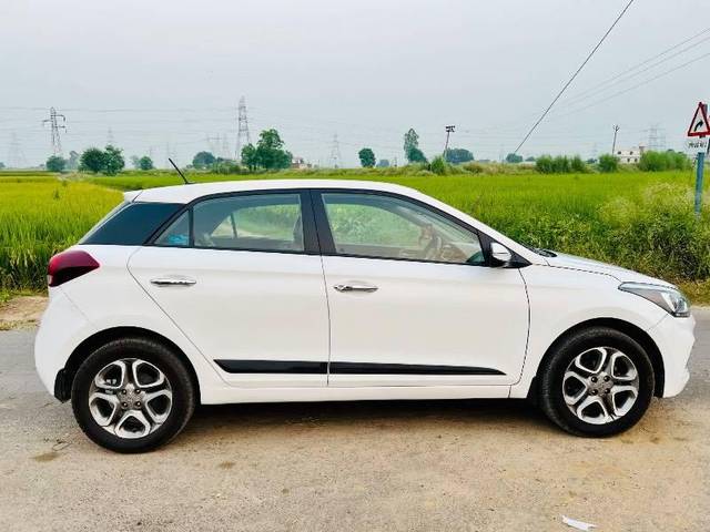 https://images10.gaadi.com/usedcar_image/4240689/original/processed_fda3fbd2-8273-4f26-8f64-c7a6a56520cf.jpg?imwidth=6401