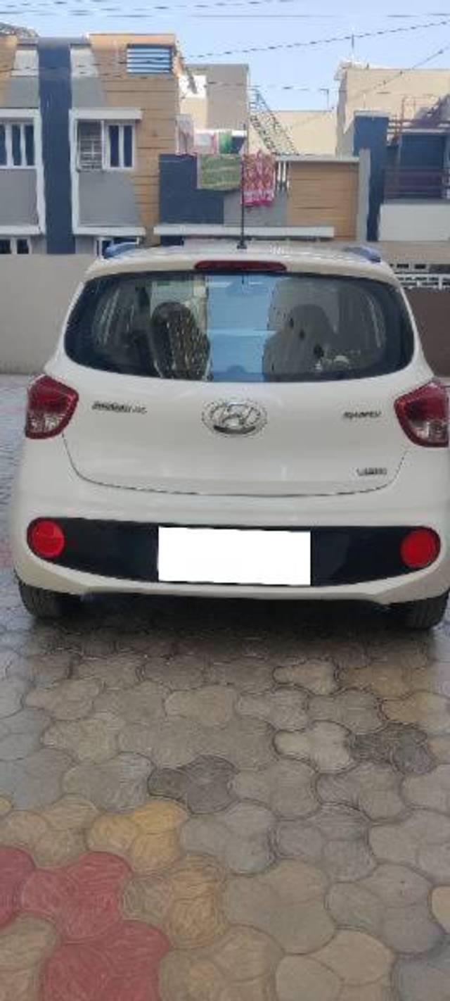 https://images10.gaadi.com/usedcar_image/4240741/original/processed_c9390b9c-c2bf-4732-a612-f5ce73e05ae5.jpg?imwidth=6401