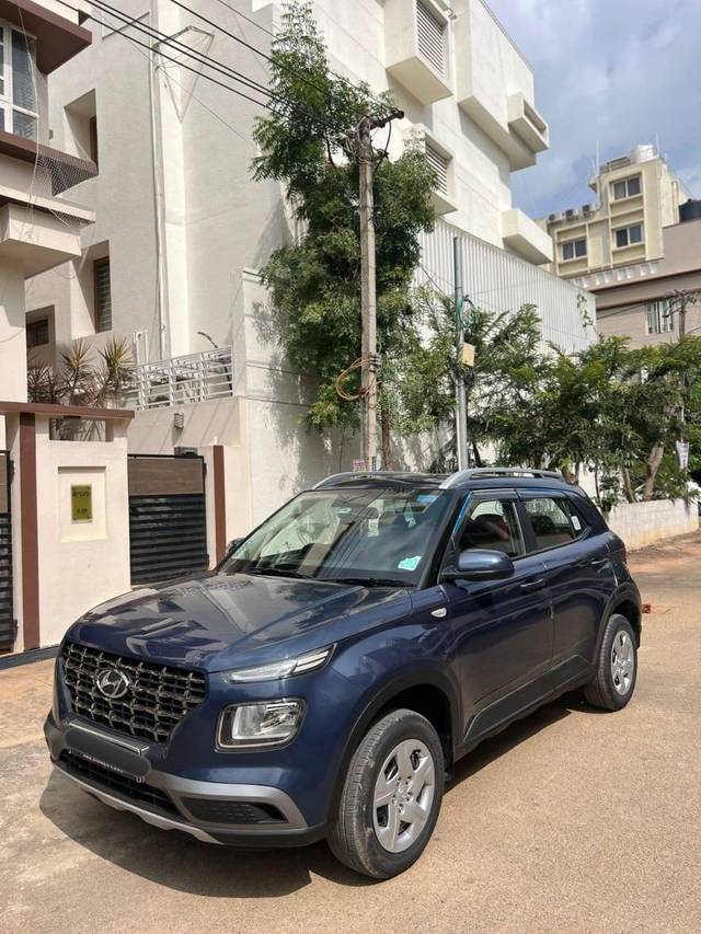 https://images10.gaadi.com/usedcar_image/4241082/original/processed_1d74c05be15a0a4f12a812f12f432798.jpg?imwidth=6400