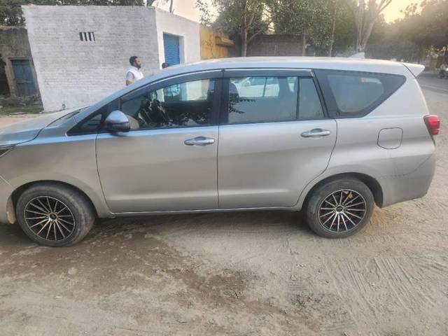 https://images10.gaadi.com/usedcar_image/4241161/original/processed_a7cd4aee-c162-40d6-a10c-9105f50c9186.jpg?imwidth=6402