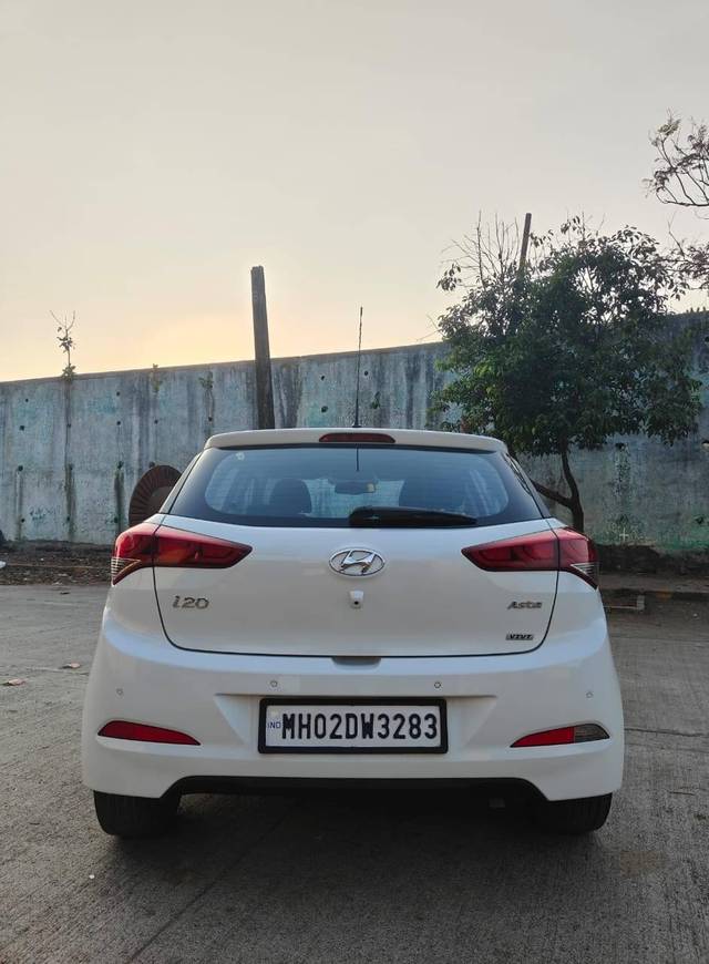 https://images10.gaadi.com/usedcar_image/4241285/original/processed_348039fc5bad7d165e12c4e2def02212.jpg?imwidth=6402