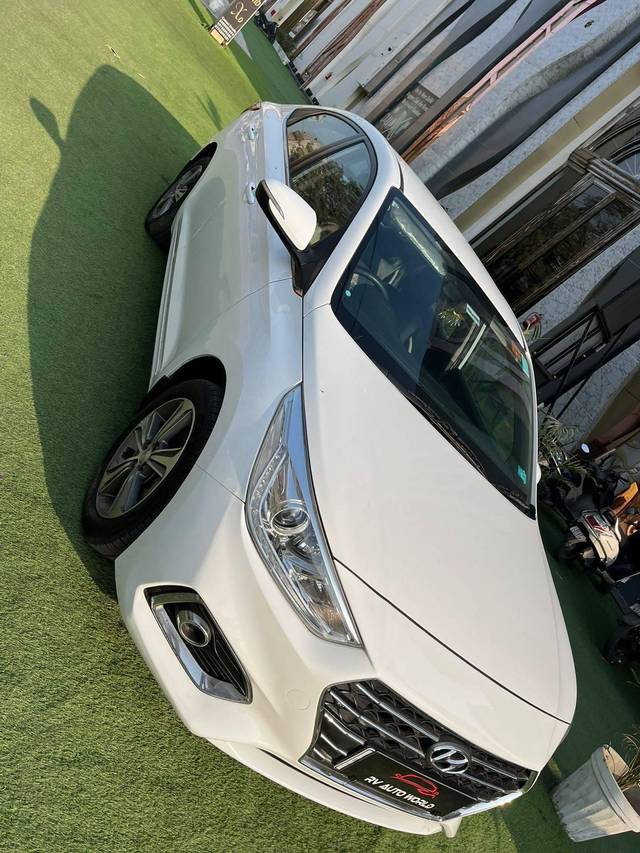 https://images10.gaadi.com/usedcar_image/4241292/original/processed_ad64ce042795c5b18bc6411b4494825a.jpg?imwidth=6402