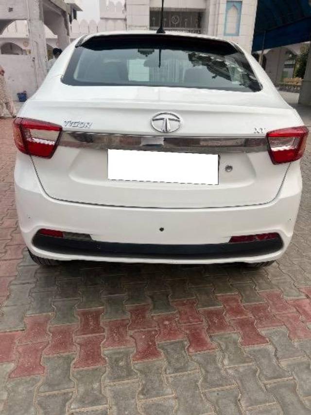 https://images10.gaadi.com/usedcar_image/4241306/original/processed_f9dc58c7-556b-4253-abc0-a834ce8bbaf7.jpg?imwidth=6402