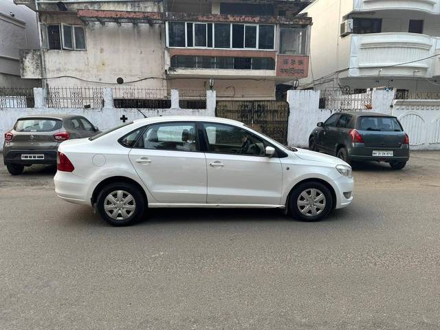 https://images10.gaadi.com/usedcar_image/4241354/original/processed_ef8f6a2c50974dd4995094c65378e537.jpg?imwidth=6401