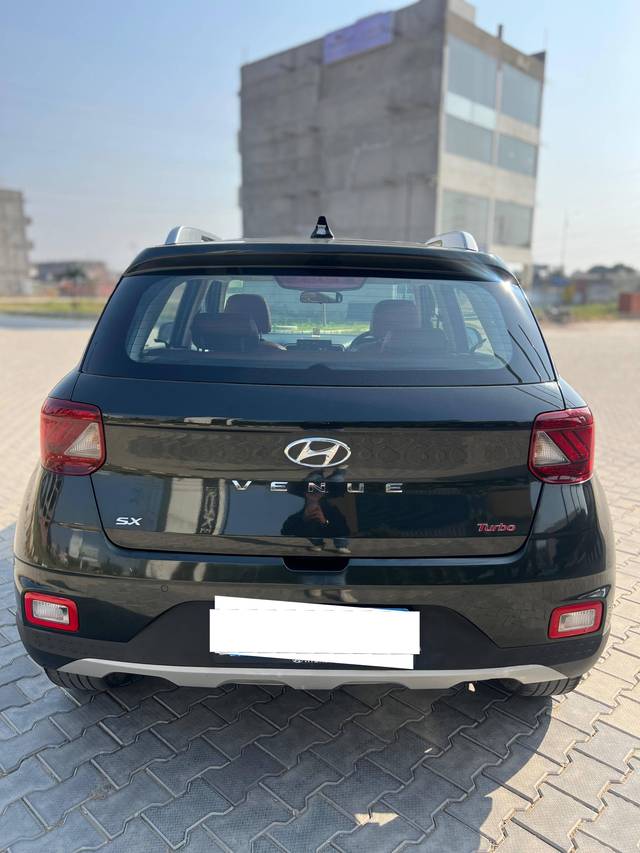 https://images10.gaadi.com/usedcar_image/4241397/original/processed_1aba60cc18c0008d1411dbf65c0cf012.jpg?imwidth=6401