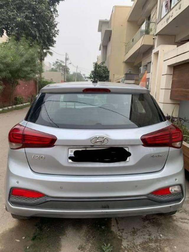 https://images10.gaadi.com/usedcar_image/4242186/original/processed_cb5eab98-3dfb-46a6-815c-fc19cee63dfd.jpg?imwidth=6401