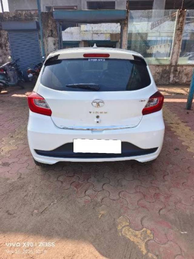 https://images10.gaadi.com/usedcar_image/4242322/original/processed_d24305a8-896a-404d-9d50-4a1f5fbcde7e.jpg?imwidth=6402