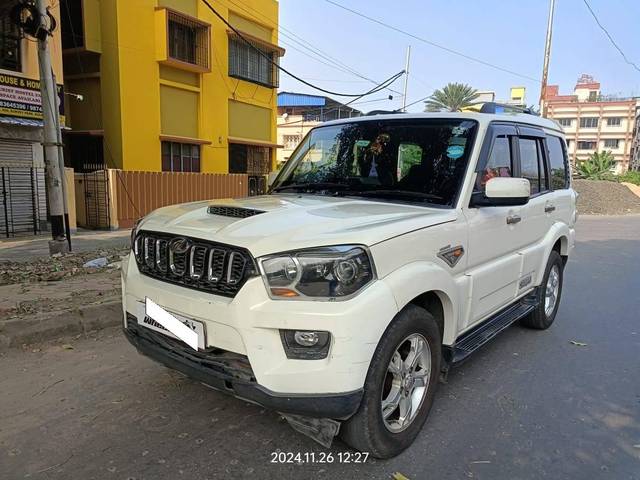 https://images10.gaadi.com/usedcar_image/4242464/original/processed_6343cb3298f1ac8954ea068e2be404a4.jpg?imwidth=6400