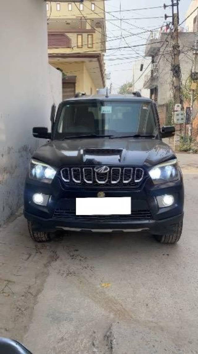 https://images10.gaadi.com/usedcar_image/4242468/original/processed_592b1e0b-5212-4136-bf68-609319afccd8.jpg?imwidth=6400