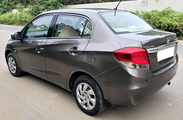 https://images10.gaadi.com/usedcar_image/4242641/original/processed_bea5ef0efff7d59a4b5e4ac739349bbe.jpg?imwidth=6402