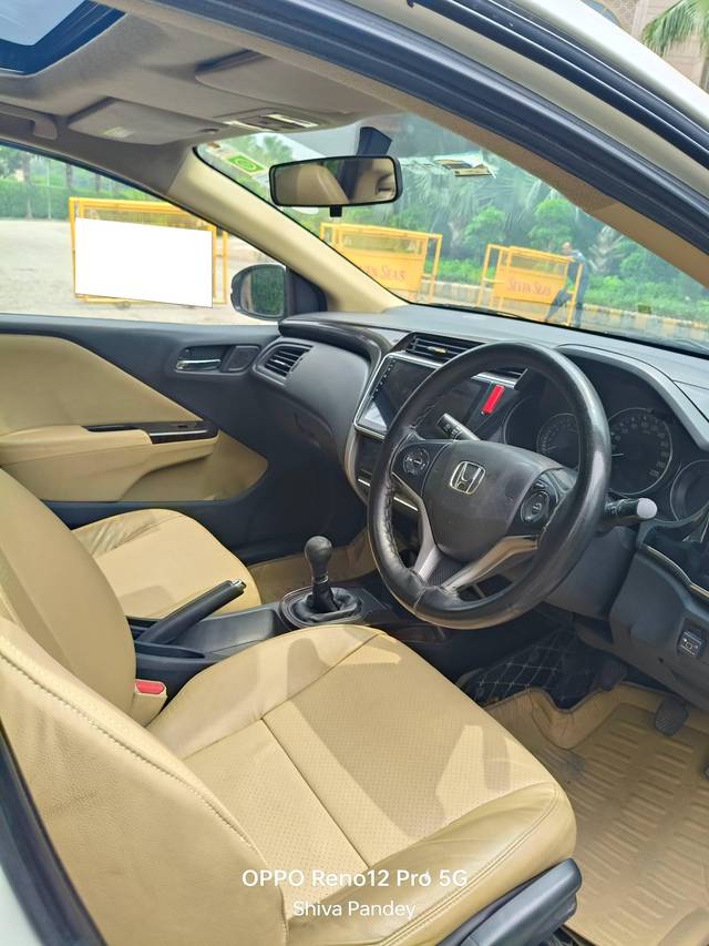 https://images10.gaadi.com/usedcar_image/4243057/original/processed_28c6a8cf48cfc506bf2d5599f698f941.jpg?imwidth=6402