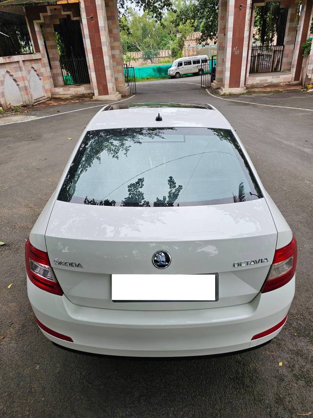 https://images10.gaadi.com/usedcar_image/4243508/original/processed_5b963275ead5e25f3ec7396276263ec1.jpg?imwidth=6401