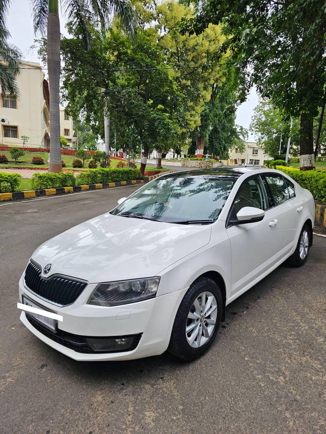 https://images10.gaadi.com/usedcar_image/4243508/original/processed_d038f536103aecd3b4459963f21b9fd5.jpg?imwidth=6402