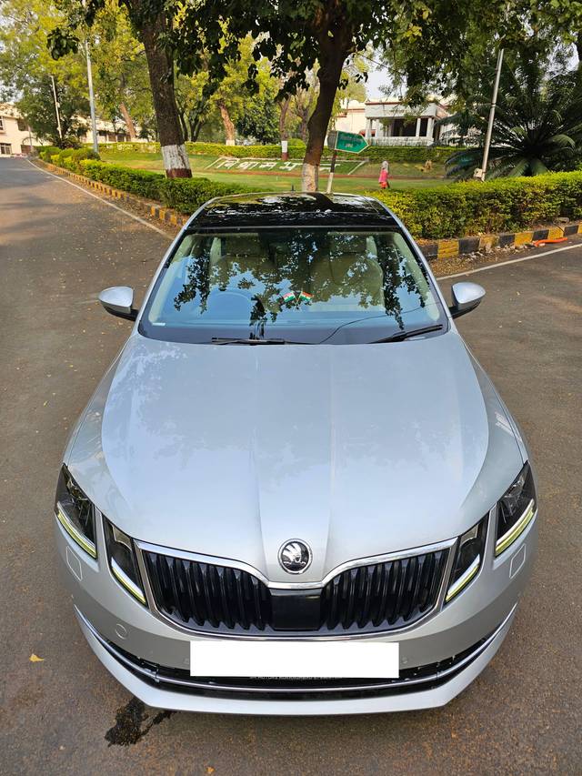 https://images10.gaadi.com/usedcar_image/4243508/original/processed_e303adb3527ce6885ebec390104c7cdf.jpg?imwidth=6400