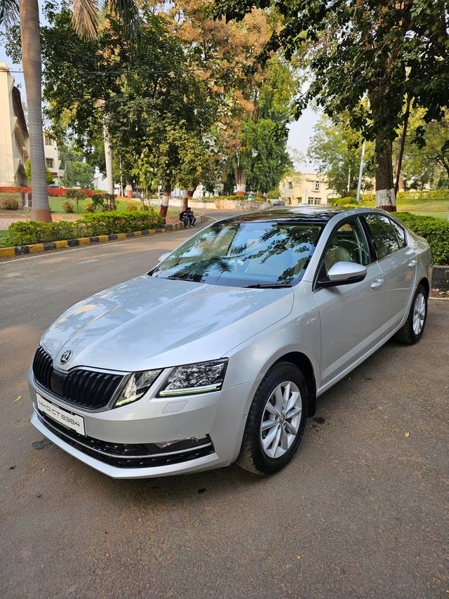 https://images10.gaadi.com/usedcar_image/4243508/original/processed_f9fc6991f690765edbb2781073618518.jpg?imwidth=6402